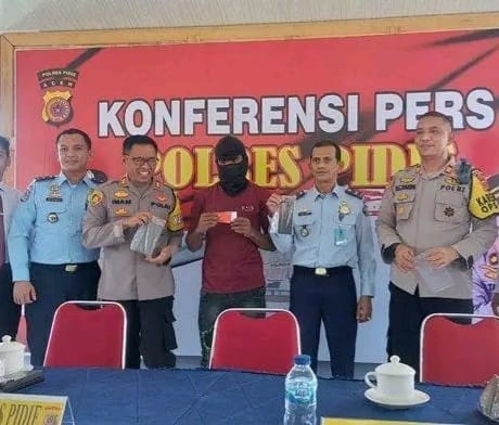 Kapolres Pidie AKBP Imam Asfali, Senin (20/2) memberikan keterangan pers terkait penangkapan seorang pria WNA Myanmar yang hendak menyelundupkan pengungsi Rohingya ke Malaysia. (Foto: Dok. Polres Pidie)