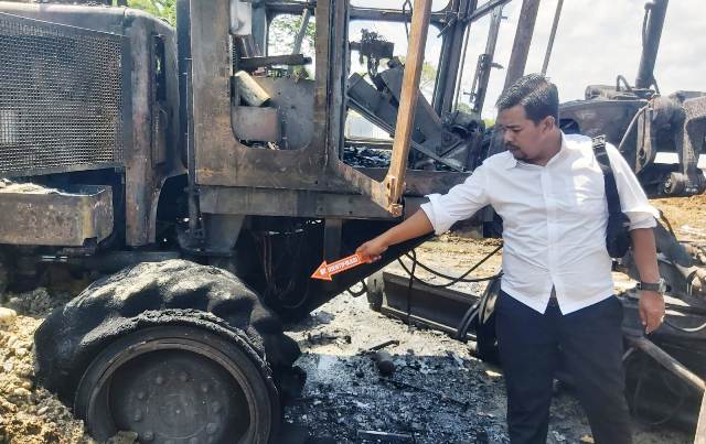 Satu unit truk Colt Diesel untuk penyiraman aspal aspal curah dan satu unit alat berat jenis Grader milik PT Subota Internasional Contractor terbakar pada Senin (20/2) di Basecamp Segmen 1 di Dusun Bukit, Gampong Paya Unou, Kecamatan Ranto Peureulak, Aceh Timur