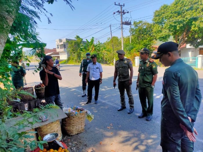 Satpol PP-WH Aceh Besar menggelar patroli rutin harian dan memperingatkan pedagang buah yang berjualan di pinggir jalan protokol karena berpotensi menyebabkan kemacetan arus lalu lintas, Selasa (21/2)
