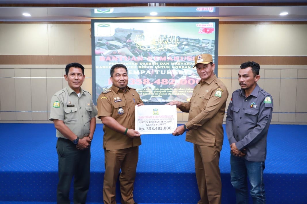 Pj Bupati Aceh Besar Muhammad Iswanto, didampingi Kalaksa BPBD Aceh Besar Ridwan Jamil Selasa (21/2) menyerahkan bantuan donasi dari Pemkab dan masyarakat Aceh Besar untuk musibah gempa yang melanda Turki-Suriah
