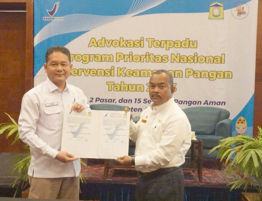 Asisten II Setdakab Aceh Besar M Ali dan Kepala Balai Besar POM di Banda Aceh Yudi Noviandi menandatangani komitmen bersama intervensi keamanan pangan tahun 2023, Rabu (22/2)