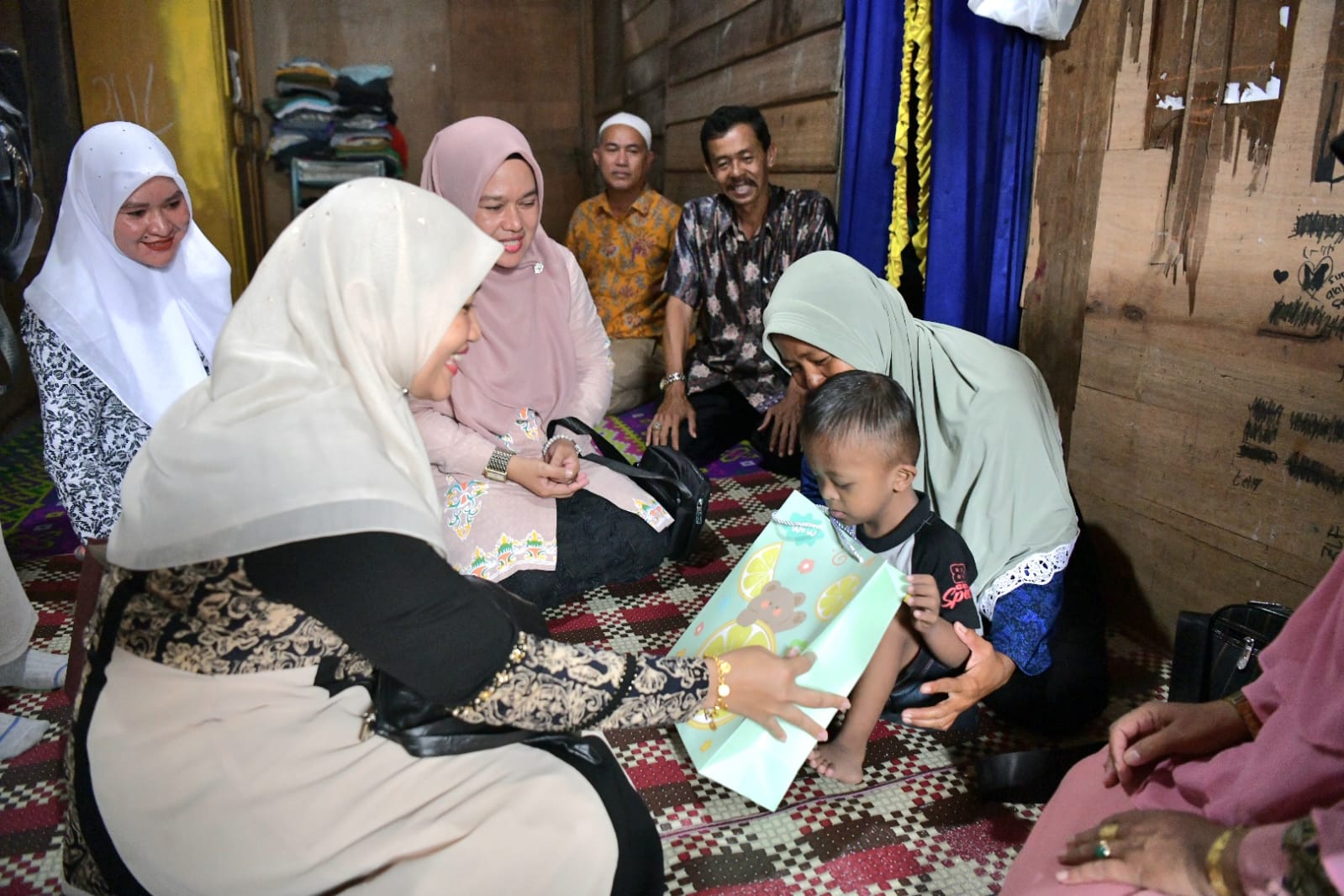 Ketua Tim Penggerak PKK Aceh Besar Cut Rezky Handayani mengunjungi Ahmad Faris Maulana, bocah penderita bocor jantung di kediamannya di Gampong Lamtebe Mon Ara, Kecamatan Kuta Baro, Aceh Besar, Kamis (23/2)