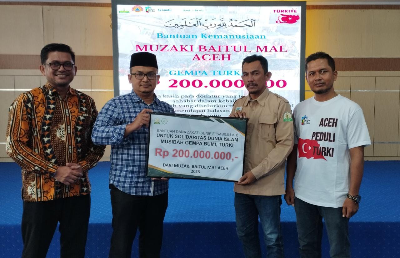 Ketua Badan BMA Mohammad Haikal didampingi Kepala Sekretariat BMA Rahmad Raden menyerahkan bantuan untuk korban gempa di Turki yang diterima oleh Forum PRB Aceh Muhammad Hasan Bangka, Kamis (23/2)
