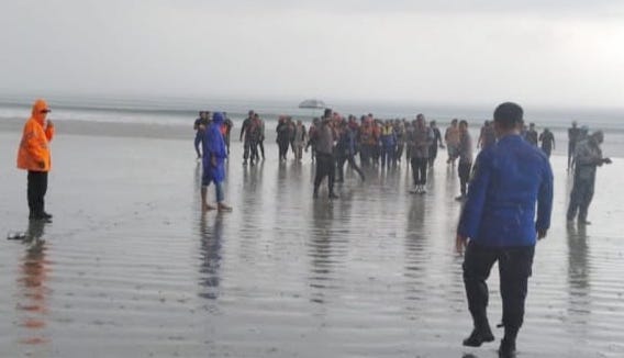 Proses evakuasi jenazah Rahmat Hidayat, remaja Aceh Besar yang ditemukan meninggal dunia, Kamis (23/2) setelah lima hari hilang tenggelam di Pantai Riting Kecamatam Leupung