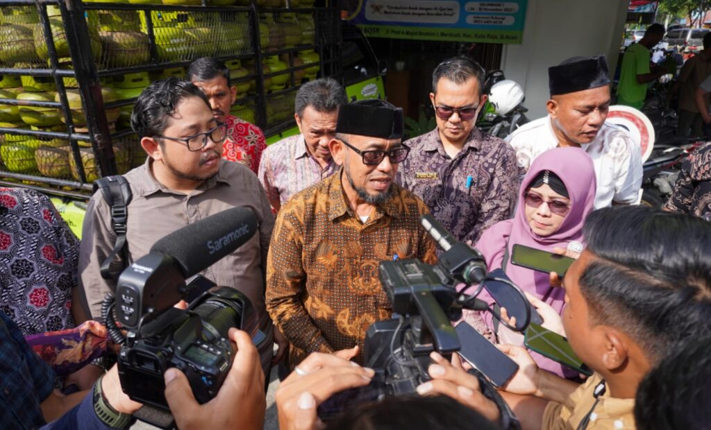 Asisten Perekonomian dan Pembangunan Setda Kota Banda Aceh Jalaluddin ST MT didampingi Kasat Reskrim Polresta Banda Aceh Kompol Fadillah Aditya Pratama memberikan keterangan usai Sidak pangkalan gas LPG 3 Kg di Banda Aceh, Kamis (23/2)
