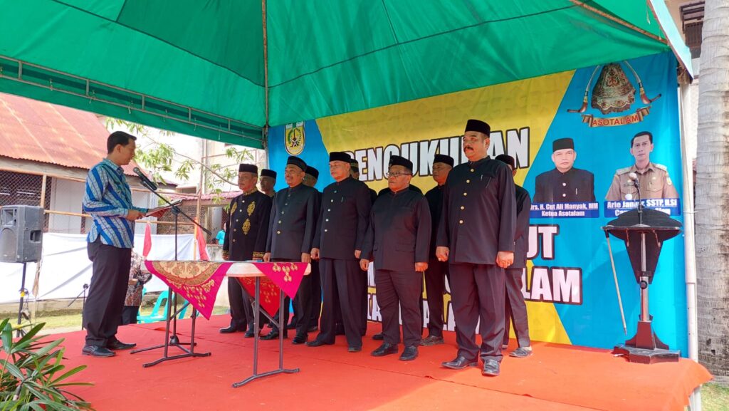 Camat Kuta Alam Arie Januar mengukuhkan Cut Ali Manyak sebagai Ketua Asosiasi Tuha Peut Kecamatan Kuta Alam (ASOTALAM) Banda Aceh periode 2023-2028, di halaman Kantor Camat setempat, Kamis (23/2)