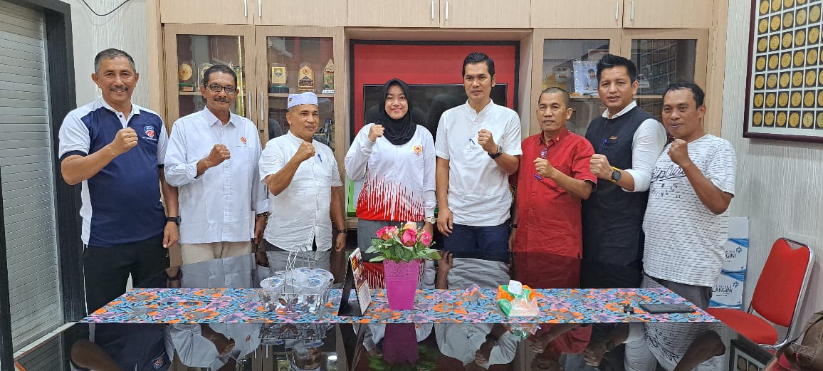 Ketua KONI Aceh Kamaruddin Abu Bakar atau Abu Razak melepas atlet Anggar Aceh Bivani Ivana Cornelia yang akan mewakili Indonesia di Asian Cadet Junior Fencing Championship (ACJFC) 2023, di Tashkent, Uzbekistan