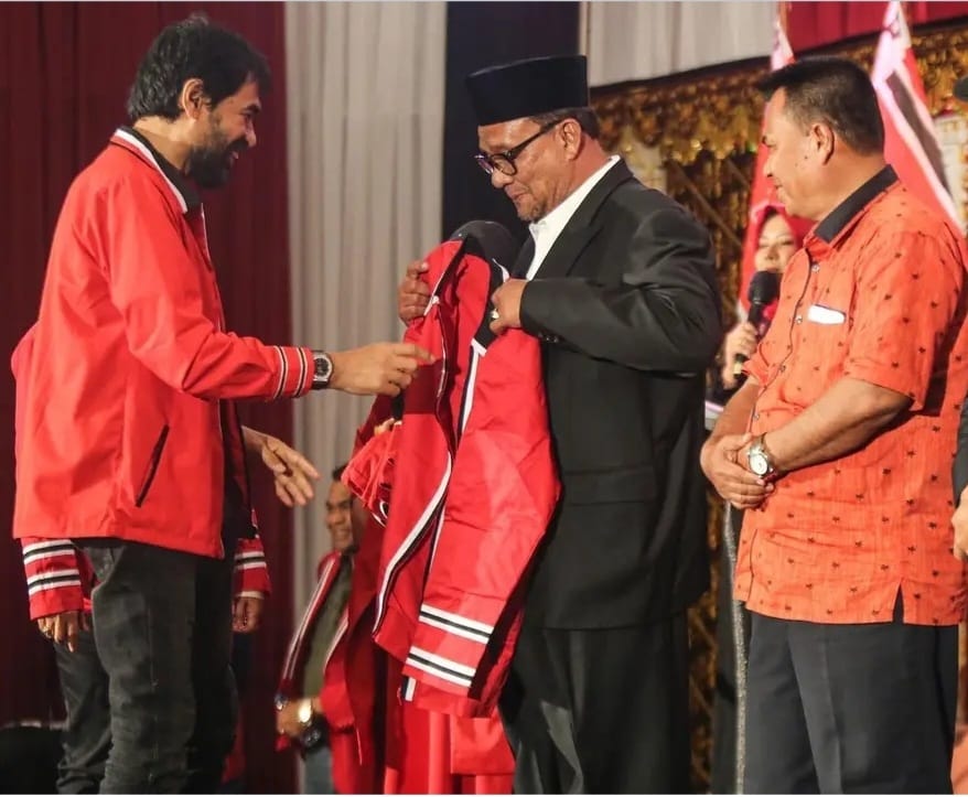 Ketua Umum DPA Partai Aceh Muzakir Manaf atau Mualem menyerahkan jas Partai Aceh kepada Sulaiman Abda yang menjadi Ketua Dewan Pakar Partai Aceh Periode 2023-2028. Foto: Istimewa