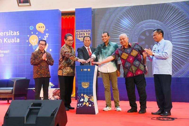 Wamenkumham Edward Omar Sharif Hiariej bersama Wakil Rektor USK Prof Agussabti saat membuka rangkaian kegiatan Kumham Goes to Campus 2023 Aceh di Universitas Syiah Kuala Banda Aceh, Selasa (28/2)