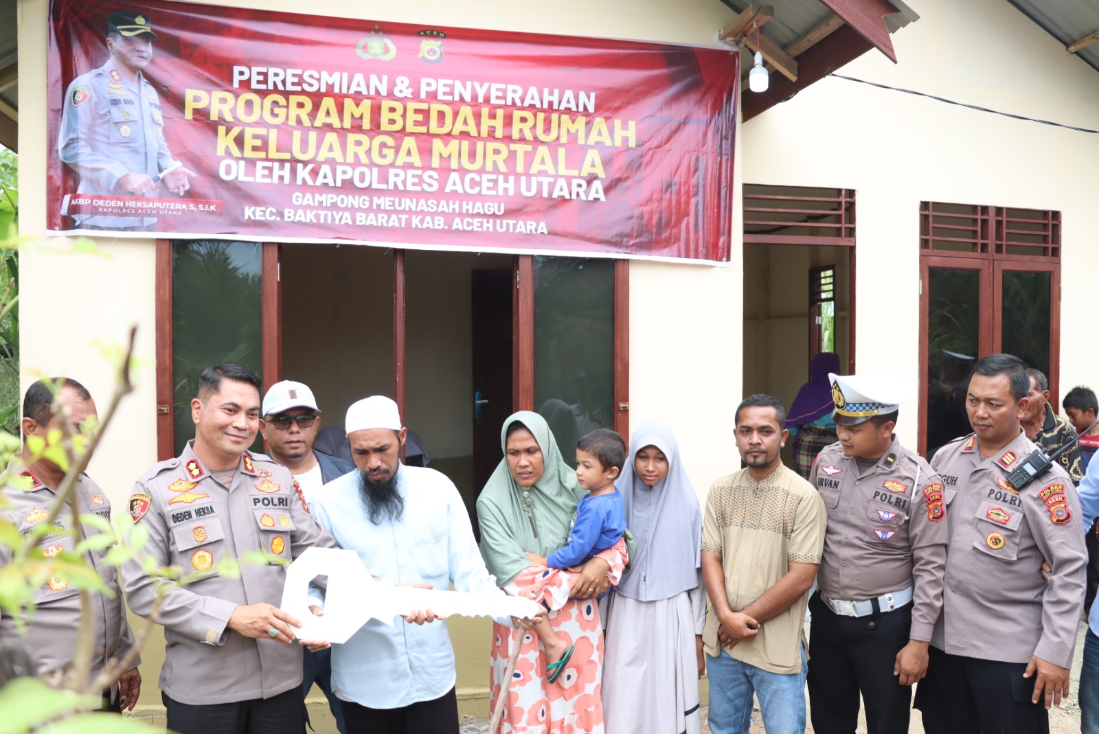 Kapolres Aceh Utara AKBP Deden Heksaputera menyerahkan rumah layak huni kepada keluarga Murtala (16), remaja penderita lumpuh layu di Gampong Meunasah Hagu, Kecamatan Baktiya Barat, Selasa (14/3)