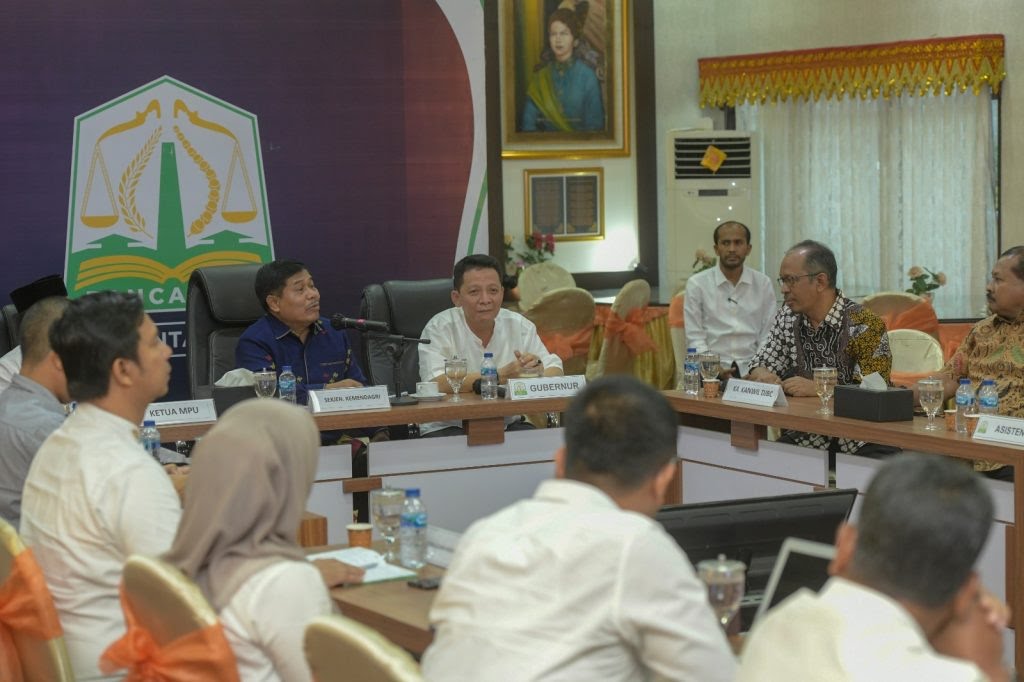 Pj Gubernur Aceh Achmad Marzuki bersama Sekjen Kemendagri Suhajar Diantoro menggelar Rakor Pengembangan Ekonomi Aceh dengan Bupati/Wali Kota dan Kepala SKPA, di Meuligoe Gubernur Aceh, Jum'at (17/3)