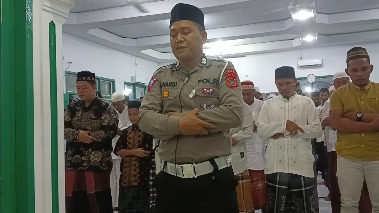 Polantas di Bireuen menjadi Imam shalat tarawih di Meunasah Desa Geulanggang Baro, Kecamatan Kota Juang