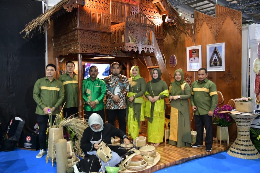 Pj Bupati Aceh Besar Muhammad Iswanto bersama Pj Ketua Dekranasda Aceh Besar Cut Rezky Handayani foto bersama di stand Aceh Besar pada pembukaan event Inacraft ke-23, di Jakarta Convention Center (JCC), Rabu (1/3)