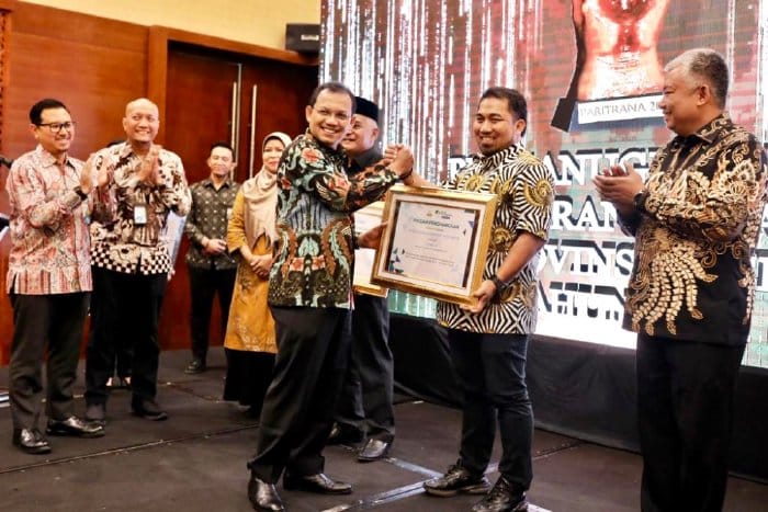 Pj Bupati Aceh Besar Muhammad Iswanto menerima Paritrana Award tahun 2022 yang diserahkan Kadisnaker dan Mobduk Aceh Akmil Husen di Hotel Hermes Palace Banda Aceh, Kamis (2/3)
