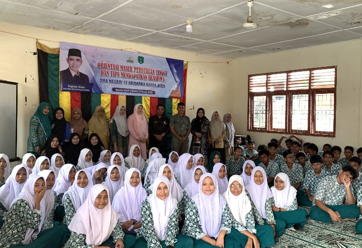 Siswa SMA Negeri 15 Adidarma Banda Aceh mengikuti kegiatan orientasi masuk perguruan tinggi dan tips mendapatkan beasiswa, Kamis (2/3)