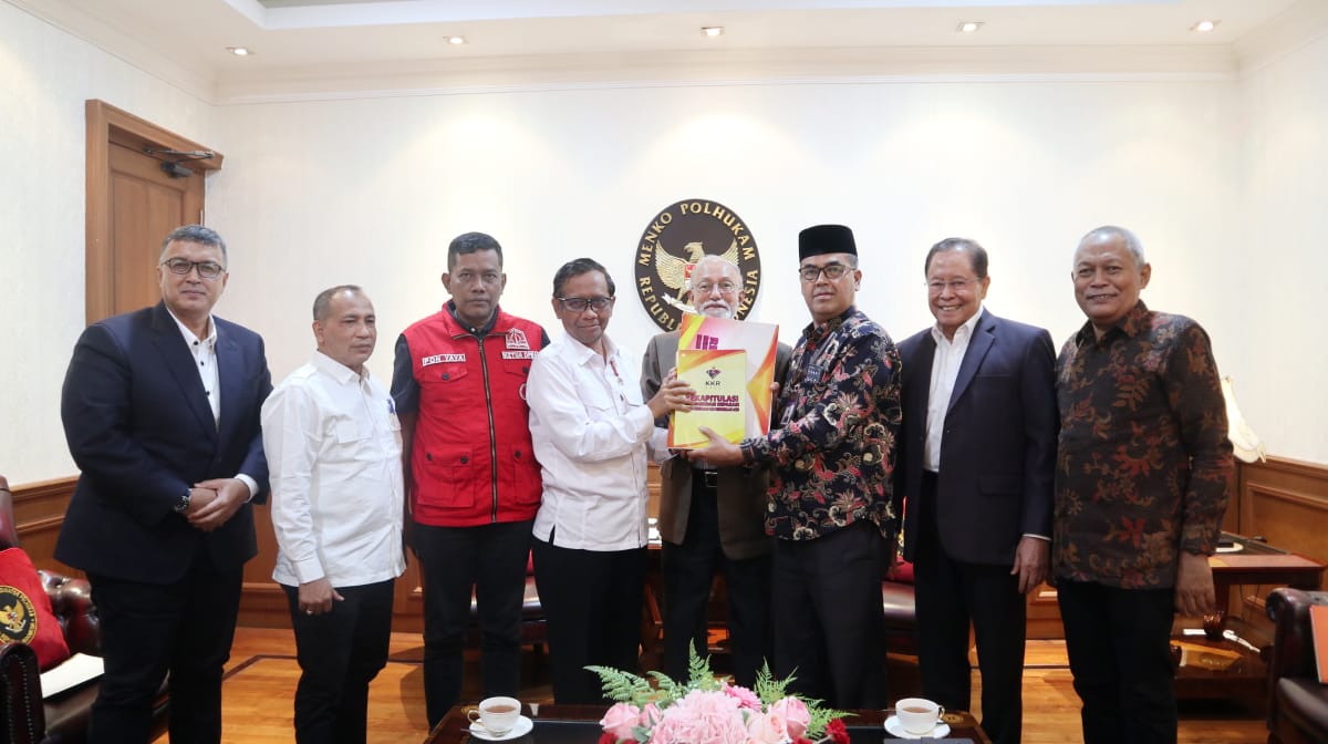 Wali Nanggroe Aceh Malik Mahmud Al Haythar didampingi Ketua DPRA Saiful Bahri menyerahkan data lima ribu kasus pelanggaran HAM yang terjadi di Aceh kepada Pemerintah Pusat melalui Menkopolhukam Mahfud MD, Kamis (2/3) di Jakarta