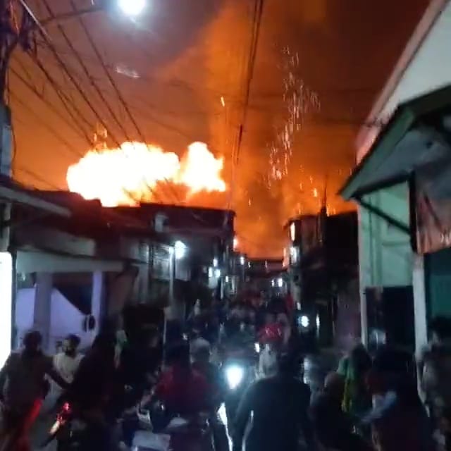 Sebanyak 17 warga dilaporkan meninggal dunia dan 50 otang terluka akibat kebakaran hebat di Depo Pertamina Plumpang, Jakarta Utara, Jum'at malam (3/3)