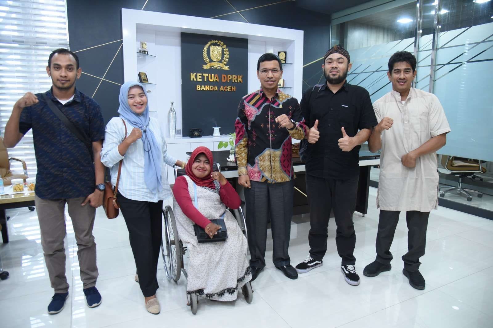 Ketua DPRK Banda Aceh Farid Nyak Umar menerima kunjungan pengurus Children and Youth Disabilities for Changes (CYDC) Aceh, di ruang kerjanya, Jum'at (3/3)