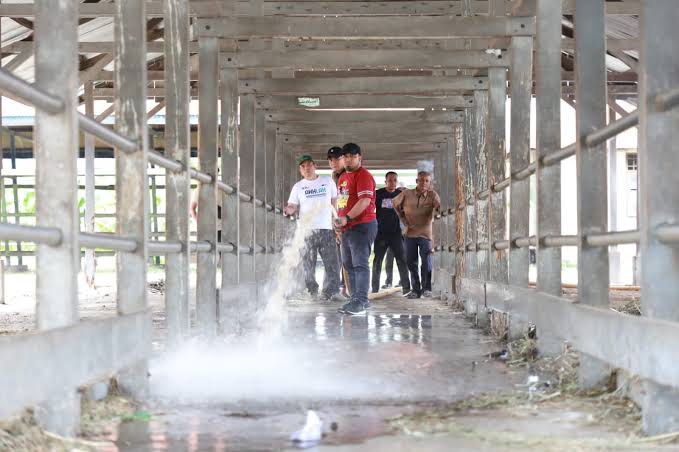 Pj Bupati Aceh Besar Muhammad Iswanto bersama Anggota Damkar Aceh Besar menyemprot Pasar Hewan dan Pasar Ikan Sibreh, Ahad (5/3/2023)
