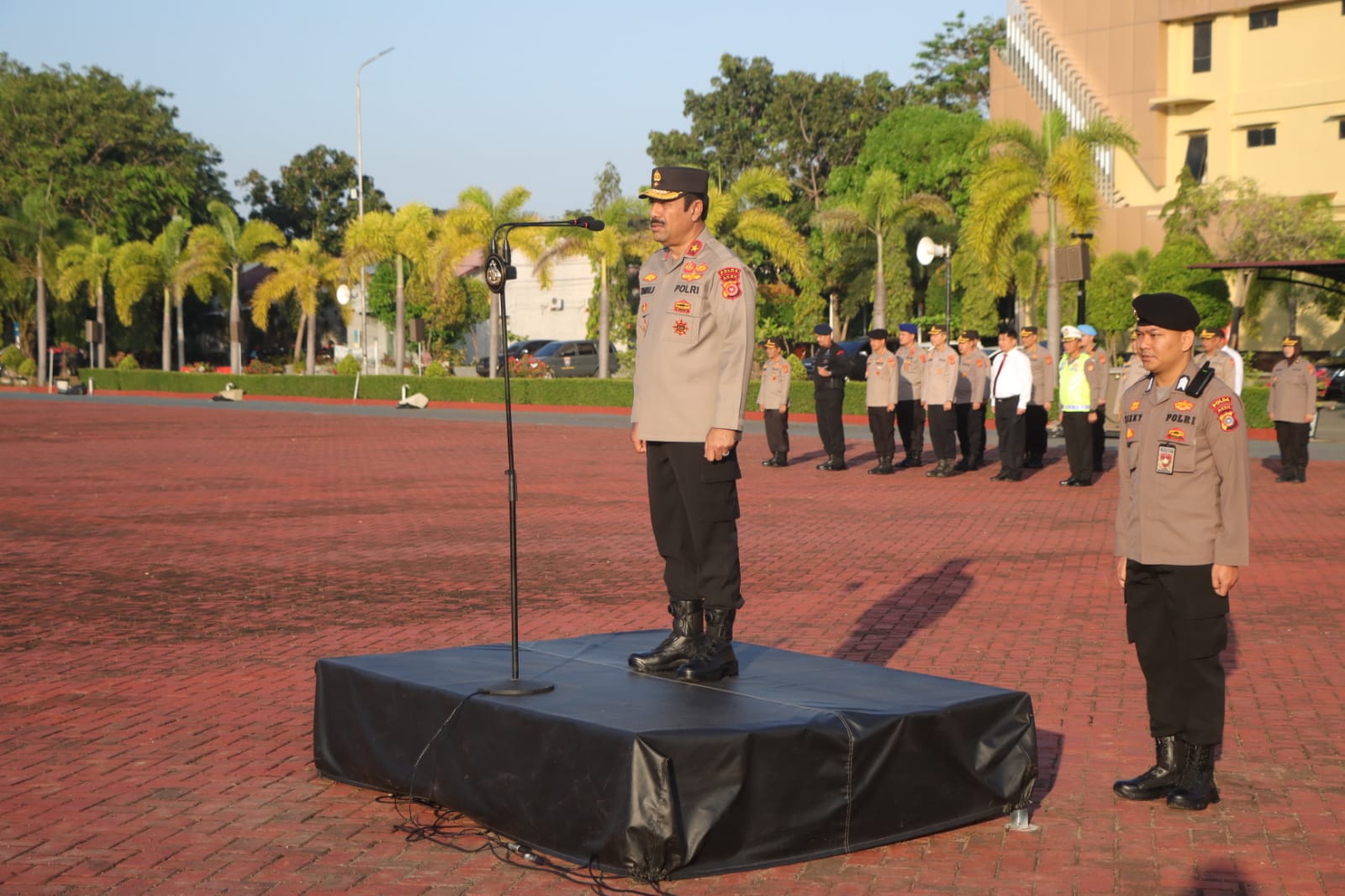 Wakapolda Aceh Brigjen Pol Syamsul Bahri saat memimpin apel pagi di halaman Mapolda Aceh, Senin (6/3)