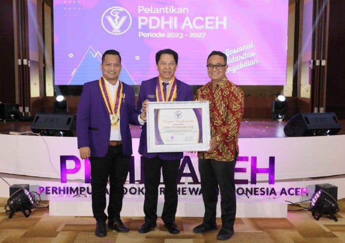Kadis Peternakan Aceh Zalsufran menerima penghargaan dari Perhimpunan Dokter Hewan Indonesia (PDHI)