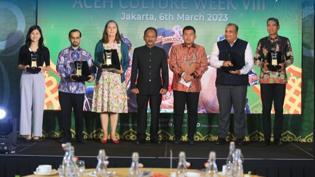Plt Asisten II Setda Aceh Mawardi bersama Kadisbudpar Aceh Almuniza Kamal pada acara Beranda Pekan Kebudayaan Aceh ke-8, yang dihadiri para Duta Besar Negara-Negara Sahabat, di Hotel Le Méridien, Jakarta, Senin (6/3)