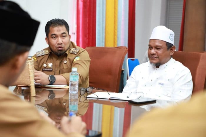 Pj Bupati Aceh Besar Muhammad Iswanto bersama Wakil Ketua MPU Aceh Tgk H Hasbi Albayuni membahas peningkatan sertifikasi produk halal Aceh Besar, di Gedung Dekranasda Aceh Besar, Gampong Gani, Kecamatan Ingin Jaya Selasa (7/3)