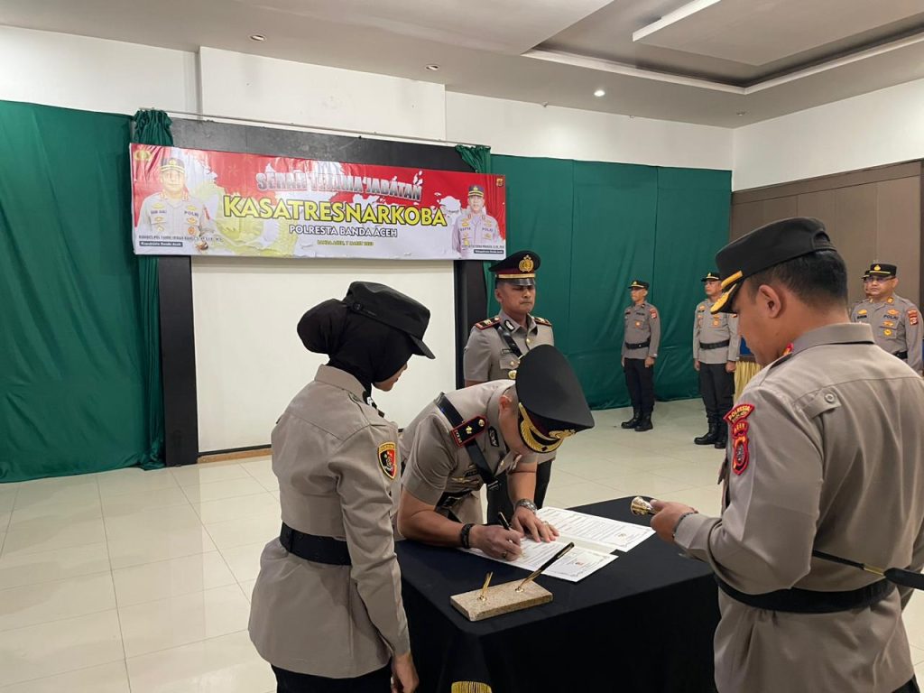 Kapolresta Banda Aceh, Kombes Pol Fahmi Irwan Ramli melantik AKP Ferdian Chandra menjadi Kasat Resnarkoba Polresta Banda Aceh menggantikan Kompol Tendri Wardi, Selasa (7/3)