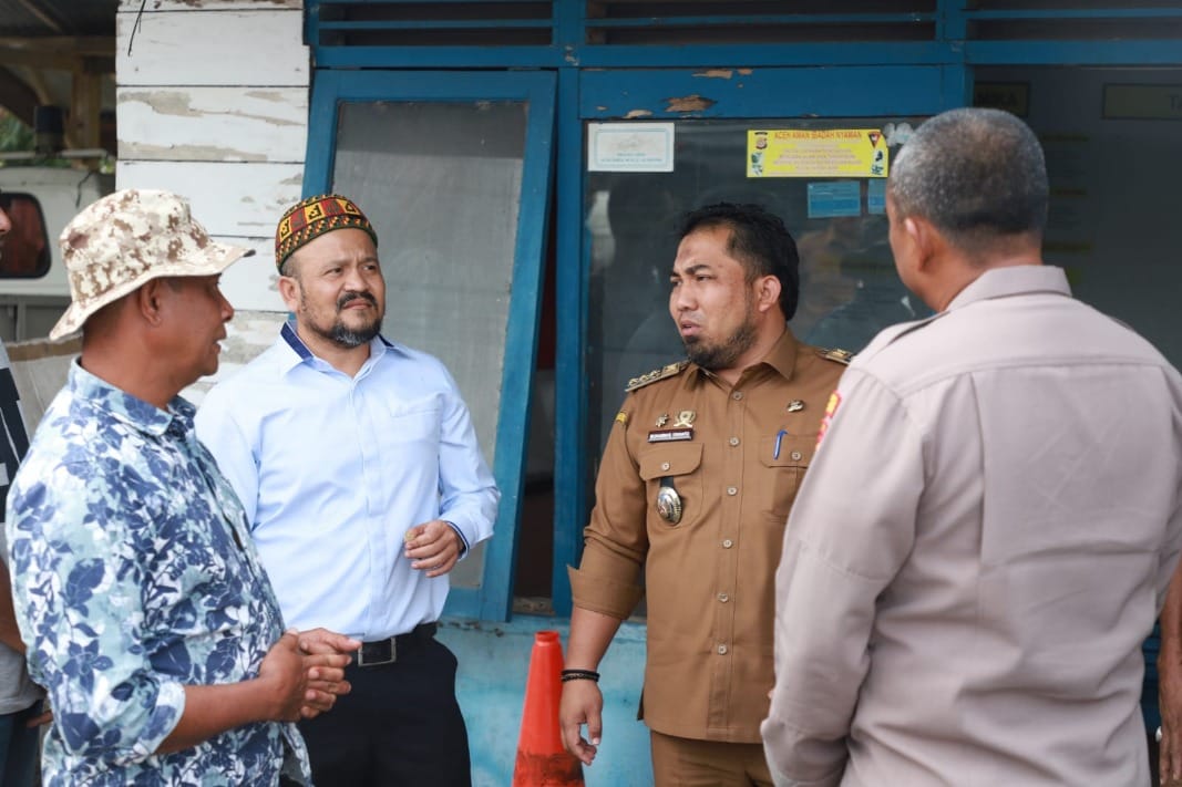 Pj Bupati Aceh Besar Muhammad Iswanto bersama Ketua DPRK Iskandar Ali dan Kapolres Aceh Besar AKBP Carlie Syahputra Bustamam saar berdialog dengan tokoh masyarakat Kemukiman Saree, di Masjid Saree, Selasa (7/3)