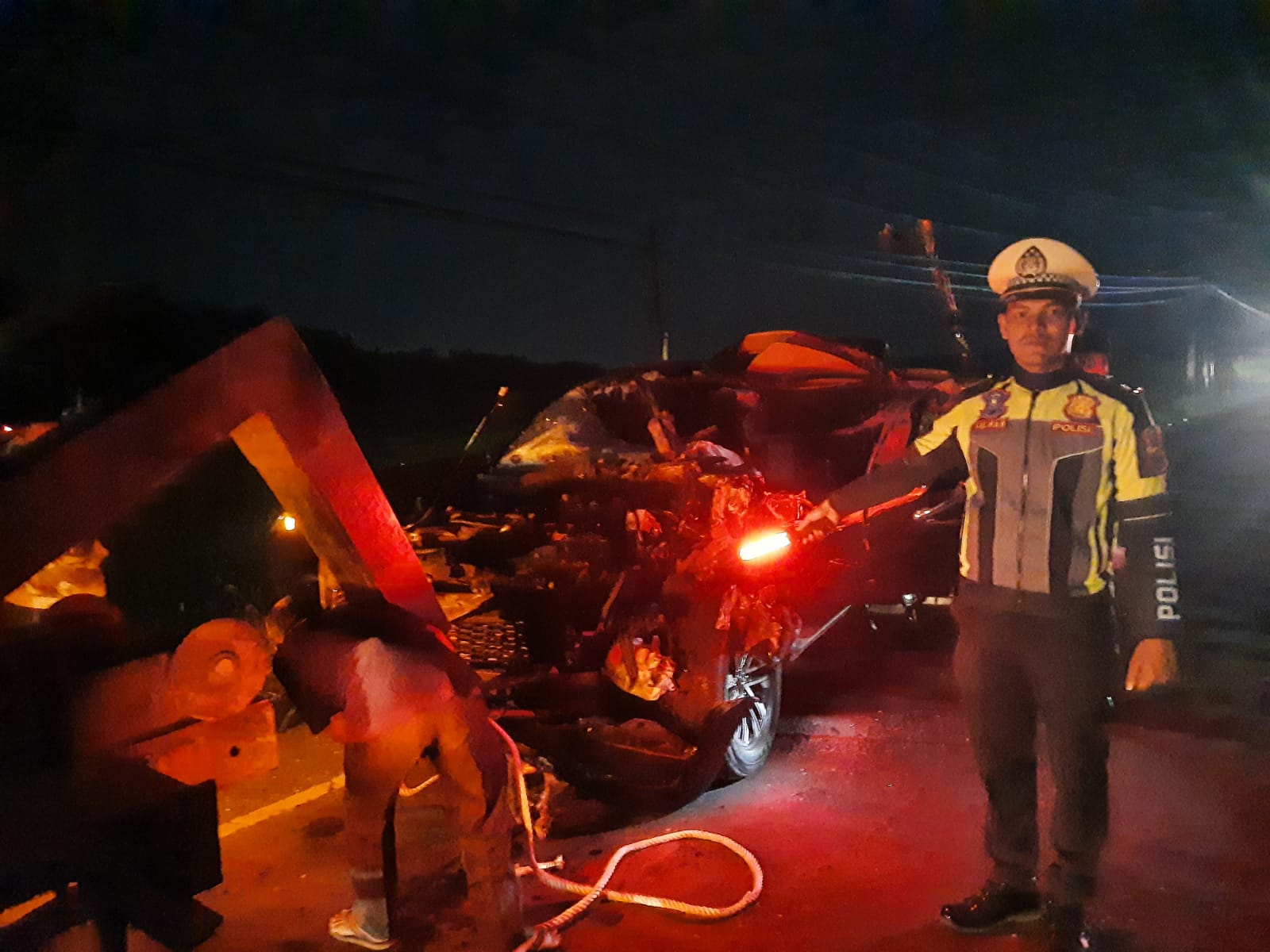 Mobil dinas jenis Mitsubishi Pajero Sport dengan Nopol BK 1236 HQ yang ditumpangi Pj Bupati Aceh Timur Ir Mahyuddin mengalami kecelakaan lalu lintas menabrak truk Fuso yang parkir di Jalan Banda Aceh - Medan tepatnya Desa Bale Ulim Kecamatan Ulim, Pidie Jaya, Rabu dini hari (8/3)