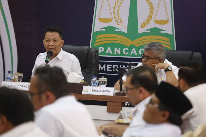 Pj Gubernur Aceh Achmad Marzuki didampingi Sekda Aceh Bustami Hamzah beserta para Asisten dan Kepala SKPA/Biro terkait saat menggelar Raker bersama Bupati/Wali Kota dan Sekda Kabupaten/Kota se-Aceh, di Meuligoe Gubernur Aceh, Rabu (8/3)