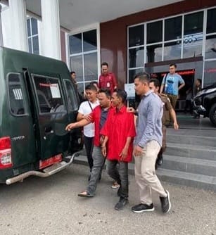 Dua DPO yang ditangkap Tim Tabur Kejati Aceh di Langsa dibawa ke Kejari Aceh Tamiang