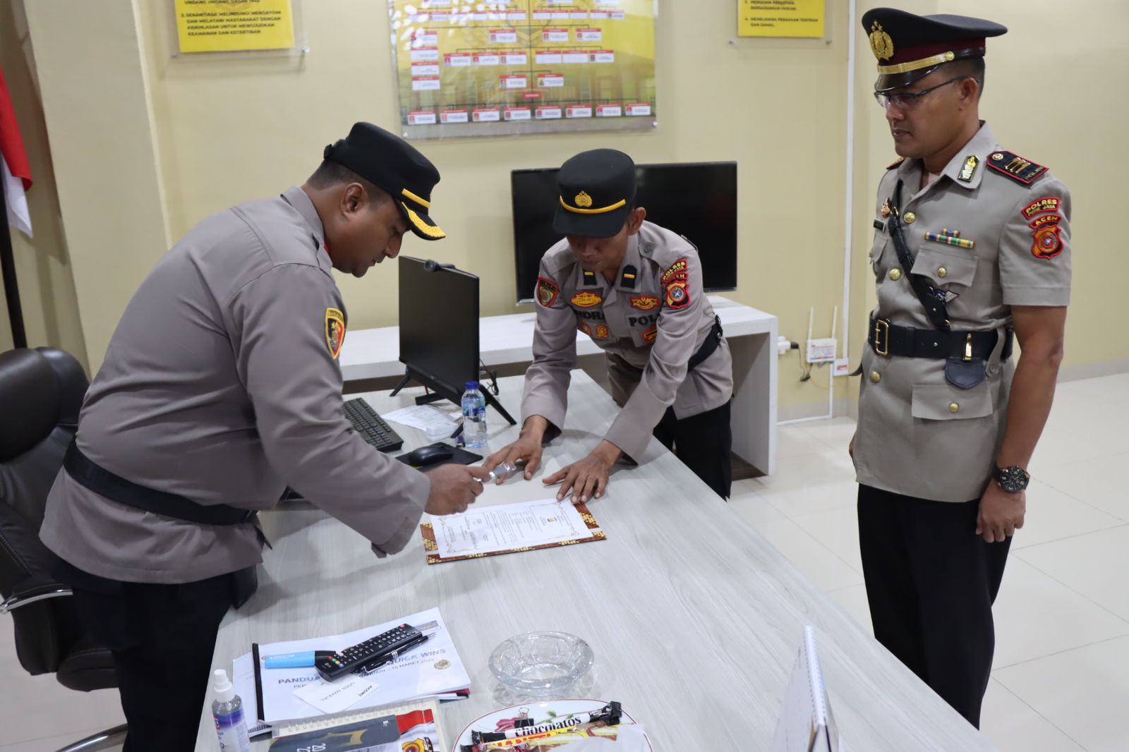 Kapolres Pidie Jaya AKBP Dodon Priyambodo memimpin serah terima jabatan Kasat Lantas di ruang kerjanya, Jum'at (10/3)