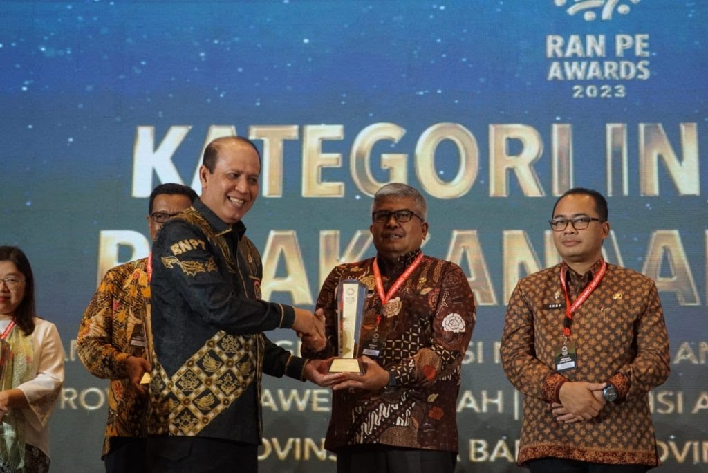 Sekda Aceh Bustami Hamzah menerima Penghargaan Pelopor Pencegahan dan Penanggulangan Ekstremisme Berbasis Kekerasan yang Mengarah pada Terorisme di Indonesia (RANPE Awards) 2023 yang diserahkan Kepala BNPT Komjen Pol Boy Rafli Amar di Jakarta, Jum'at (10/3)