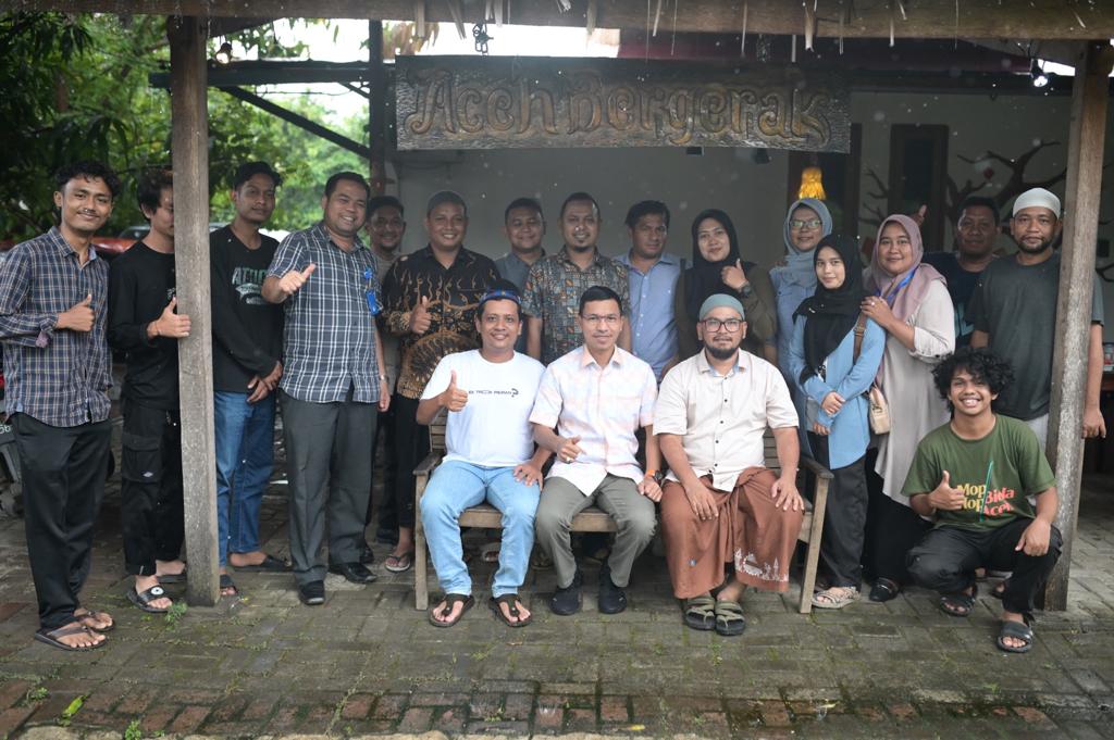 Ketua DPRK Banda Aceh Farid Nyak Umar mendatangi basecamp Aceh Bergerak di Gampong Lambhuk Kecamatan Ulee Kareng, Jum'at (10/3)