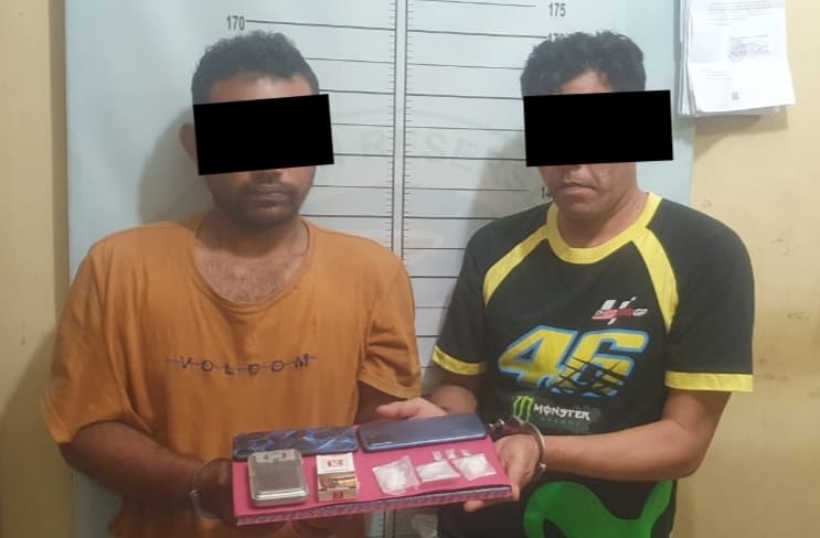 Tim Opsnal Satresnarkoba Polres Pidie menangkap dua pengedar narkotika jenis sabu berinisial RC (26) dan NZ (41) di Gampong Mee Teungoh, Kecamatan Mutiara Barat