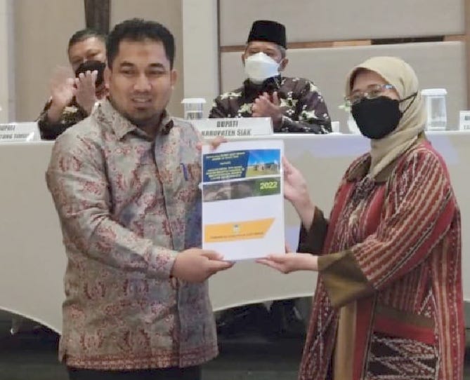 Pj Bupati Aceh Besar Muhammad Iswanto saat menyerahkan berkas proposal RDTR Kota Jantho yang diterima salah Direktur Bina Perencanaan Tata Ruang Daerah Wilayah I, Kementerian ATR/BPN, di Jakarta, beberapa waktu lalu
