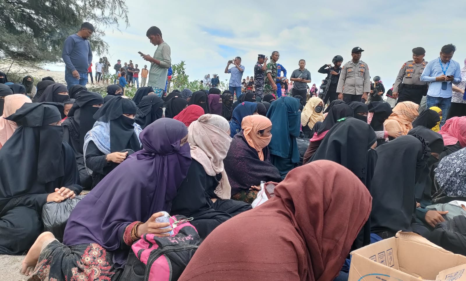 Sebanyak 28 pengungsi Rohingya melarikan diri atau kabur dari tempat penampungan di UPTD Dinas Sosial Aceh, Ladong, Kecamatan Masjid Raya, Aceh Besar.