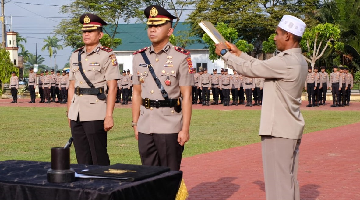 Kapolres Aceh Utara AKBP Deden Heksaputera S memimpin upacara serah terima jabatan Wakapolres dari Kompol Rizal Antoni kepada Kompol Syukrif I Panigoro di halaman Mapolres Aceh Utara, Senin (13/3)