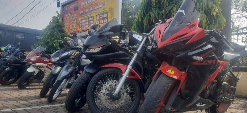Puluhan sepeda motor di berbagai lokasi di Kecamatan Meuraxa, Banda Aceh, Ahad dini hari (12/3), diamanakan tim gabungan TNI/Polri karena sering meresahkan masyarakat dalam kegiatan balapan liar