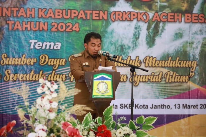 Pj Bupati Aceh Besar Muhammad Iswanto membuka Musrenbang RKPD Kabupaten Aceh Besar tahun 2024 di Aula SKB Kota Jantho, Senin (13/3). FOTO/ PROKOPIM SETDAKAB ACEH BESAR