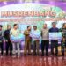 Pj Bupati Aceh Besar Muhammad Iswanto menyerahkan bantuan kepada penerima manfaat kompensasi kematian ternak akibat wabah PMK/LSD di Aceh Besar, Senin (13/3)