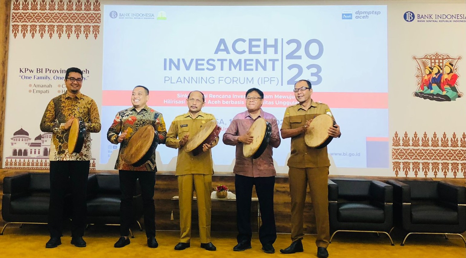 Asisten I Setda Aceh M Jafar, Kepala Perwakilan BI Provinsi Aceh Rony Widijarto dan Kepala DPMPTSP Aceh Marthunis membuka Aceh Investment Planning Forum (IPF) 2023, Selasa (14/3)