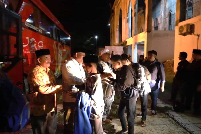 Pj Bupati Aceh Besar Muhammad Iswanto diwakili Asisten Perekonomian dan Pembangunan Sekdakab Aceh Besar M Ali melepas keberangkatan qari-qariah Aceh Besar juara MTQ menuju ke Tanah Suci untuk melaksanakan umrah, Senin malam (13/3)