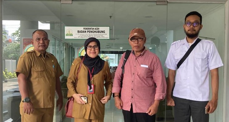 Shafrudin (bertopi) foto bersama Kasubid Hubungan antar Lembaga dan Masyarakar Cut Putri Alyanur dan staf BPPA di Kantor BPPA, Jalan RP. Soeroso, Menteng, Cikini, Jakarta Pusat