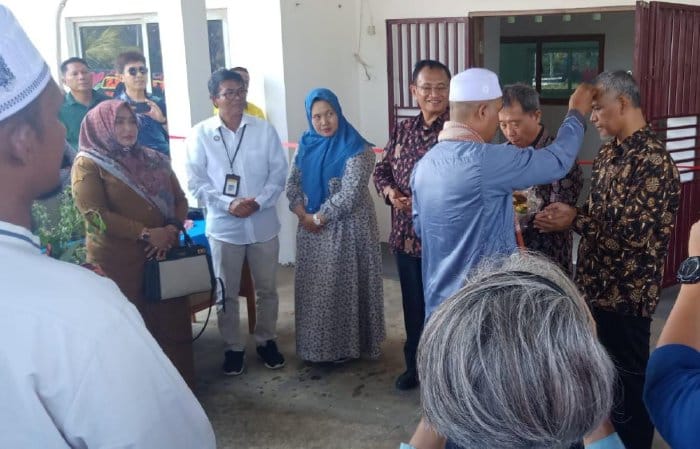 Staf Ahli Bupati Aceh Besar Anita menyaksikan prosesi tepung tawar Kampus Akademi Akupunktur Aceh, di Neheun Kecamatan Mesjid Raya, Selasa (14/3)