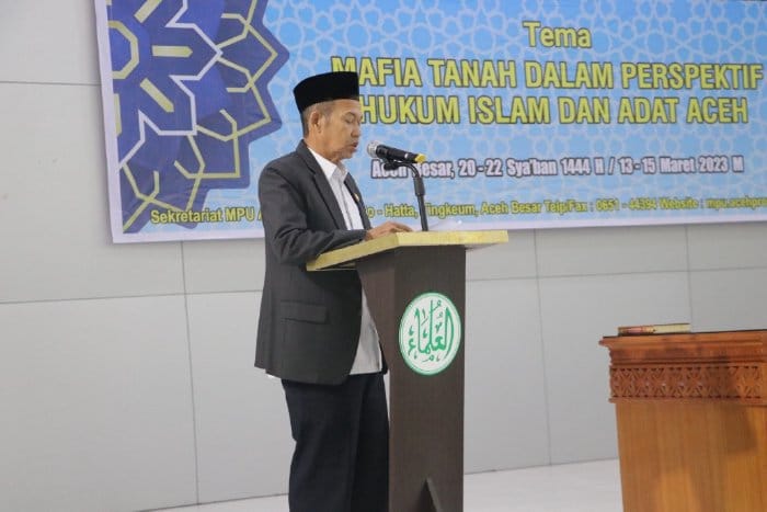 Plt Kepala Sekretariat MPU Aceh, Zulkarnaini, membacakan Draf Fatwa MPU Aceh tentang Mafia Tanah dalam Perspektif Hukum Islam dan Adat Aceh saat penutupan Sidang Paripurna-II Tahun 2023 di Gedung Tgk H Abdullah Ujong Rimba, Rabu (15/3)
