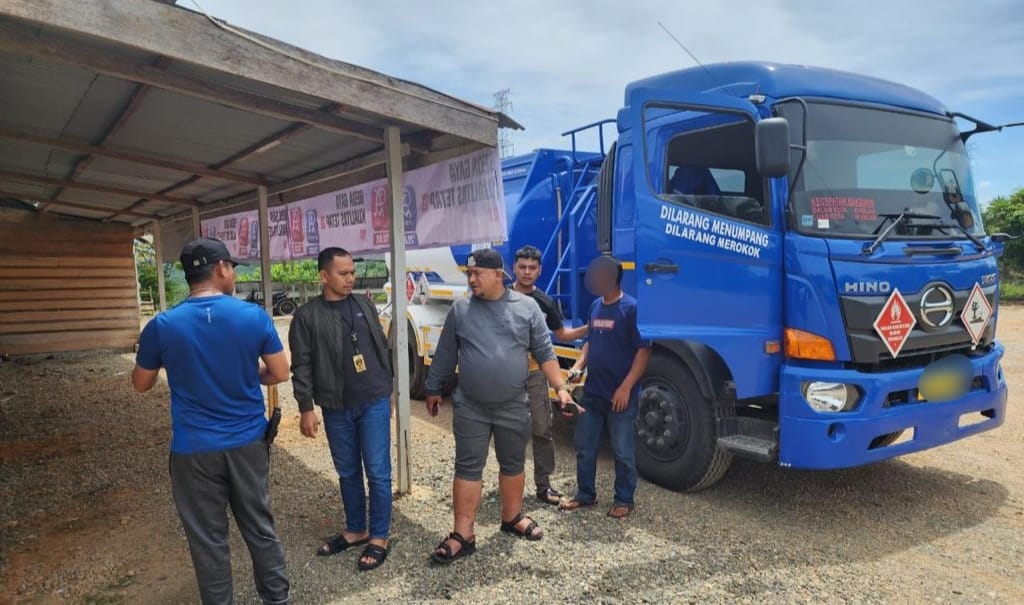 Tim Subdit I Indagsi Ditreskrimsus Polda Aceh mengamankan dua unit mobil tanki beserta tiga terduga pelaku karena mengangkut BBM tanpa dilengkapi dokumen atau izin resmi