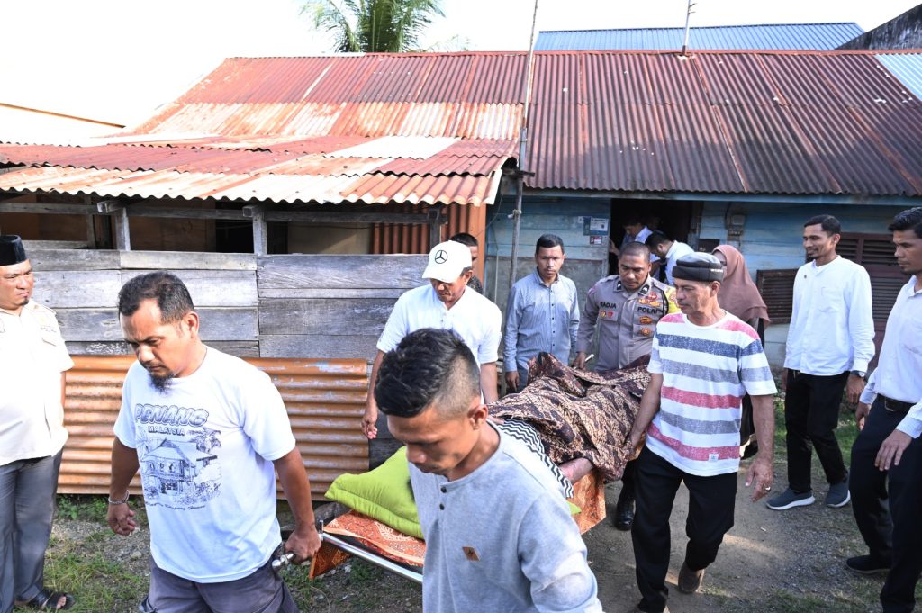Ketua DPRK Banda Aceh Farid Nyak Umar menjemput Bang Buyong, sapaan Baharuddin (72), penderita penyakit autoimun untuk dirujuk dan berobat ke RSUD Meuraxa Banda Aceh, Rabu (15/3)