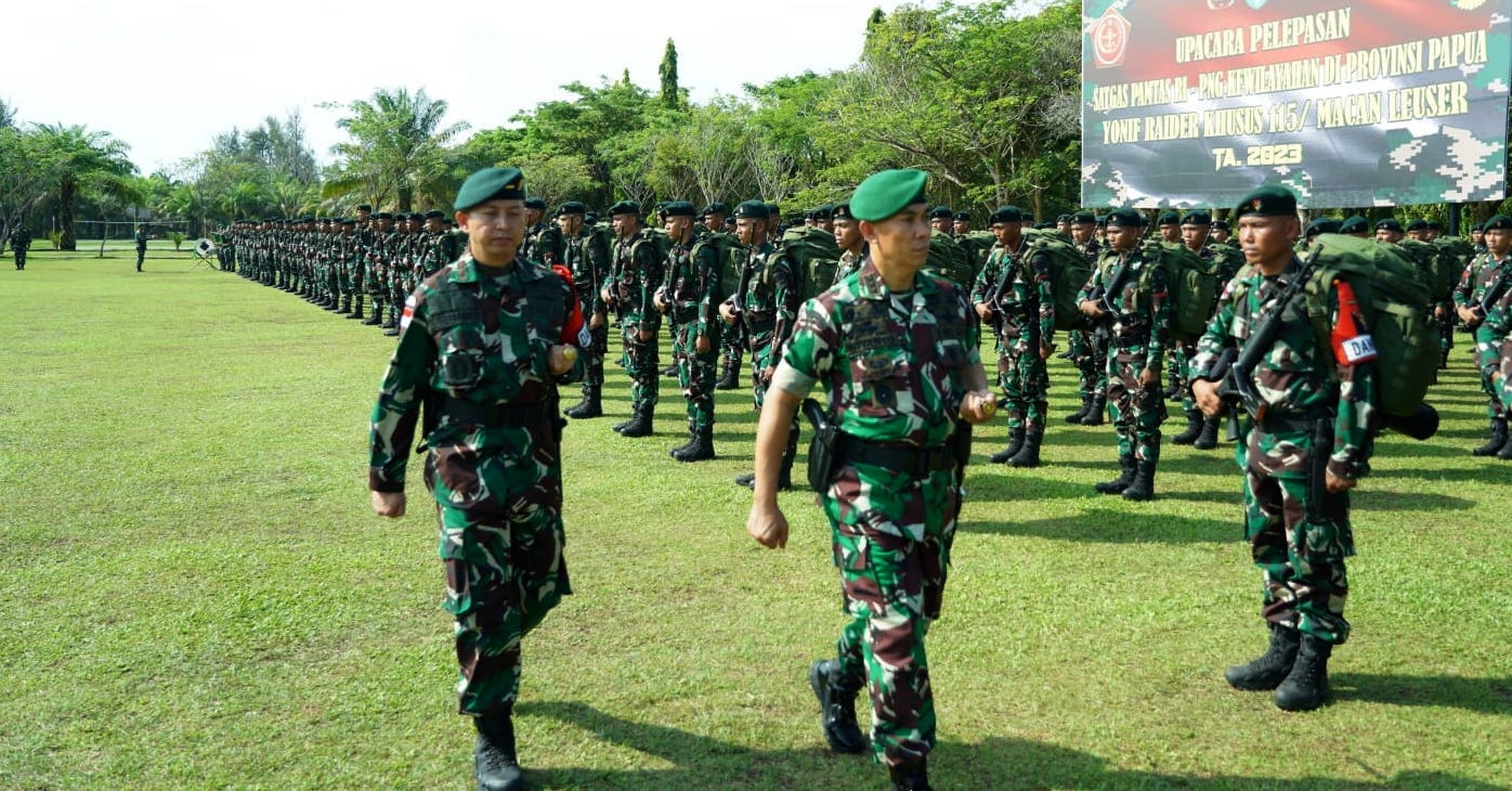 Danrem 012/Teuku Umar Kolonel Inf Riyanto melepas 450 prajurit Batalyon Raider Khusus 115/Macan Leuser dalam Satuan Tugas Pamtas RI-Papua Nugini kewilayahan di Papua, bertempat di Lapangan Yonif RK 115/Macan Leuser Desa Ujung Padang Rasian Kecamatan Pasi Raja, Aceh Selatan, Kamis (15/3)